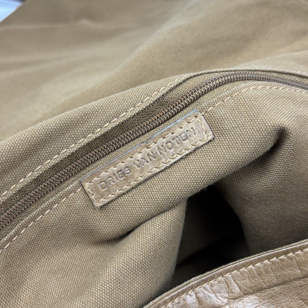 Dries Van Noten - Leather Messenger Bag (Category: Luxury Bags & Wallets) located in Bacolod City. Submitted by cast.archives (Listing ID 1432375982, Image 3). Description: Dries Van Noten - Leather Messenger Bag Authenric Size: Large Condition: Excellent Flaw: Dirt and water mark .
