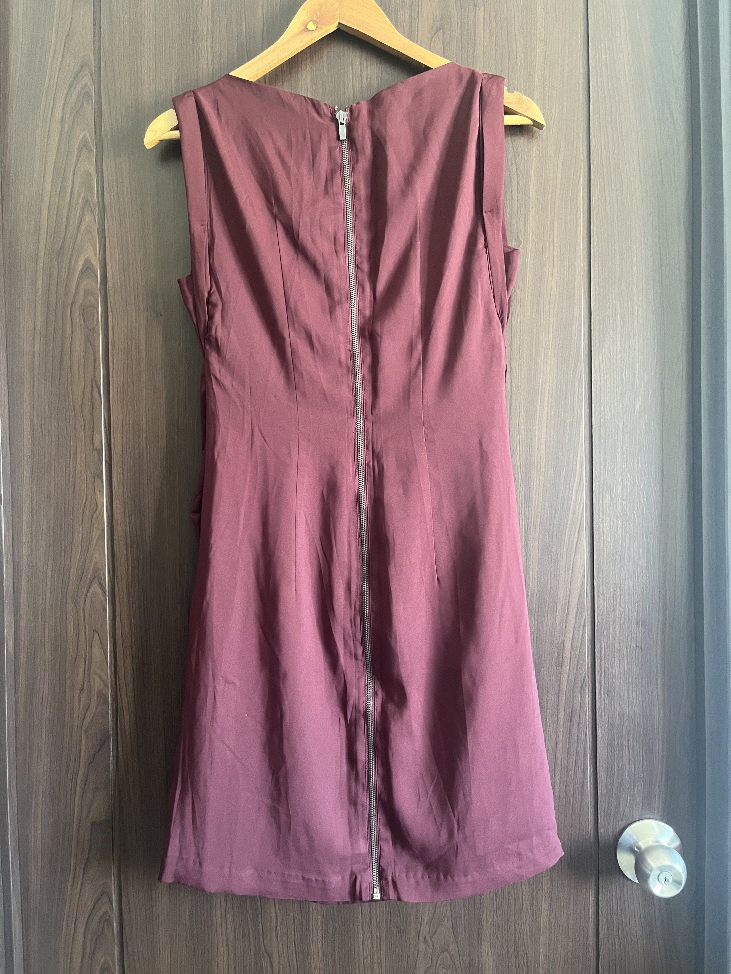 Express Maroon Dress Size 6 (Category: Dresses) located in Manila. Submitted by mentone (Listing ID 1432255882, Image 3). Description: - Express maroon dress - Size 6 - Sleeveless - Round neckline - Ruched front detail - Zipper closure at the back - Made in China Chest 43”|Lenght 34”|waist 30-32” Payment BDO or Gcash.