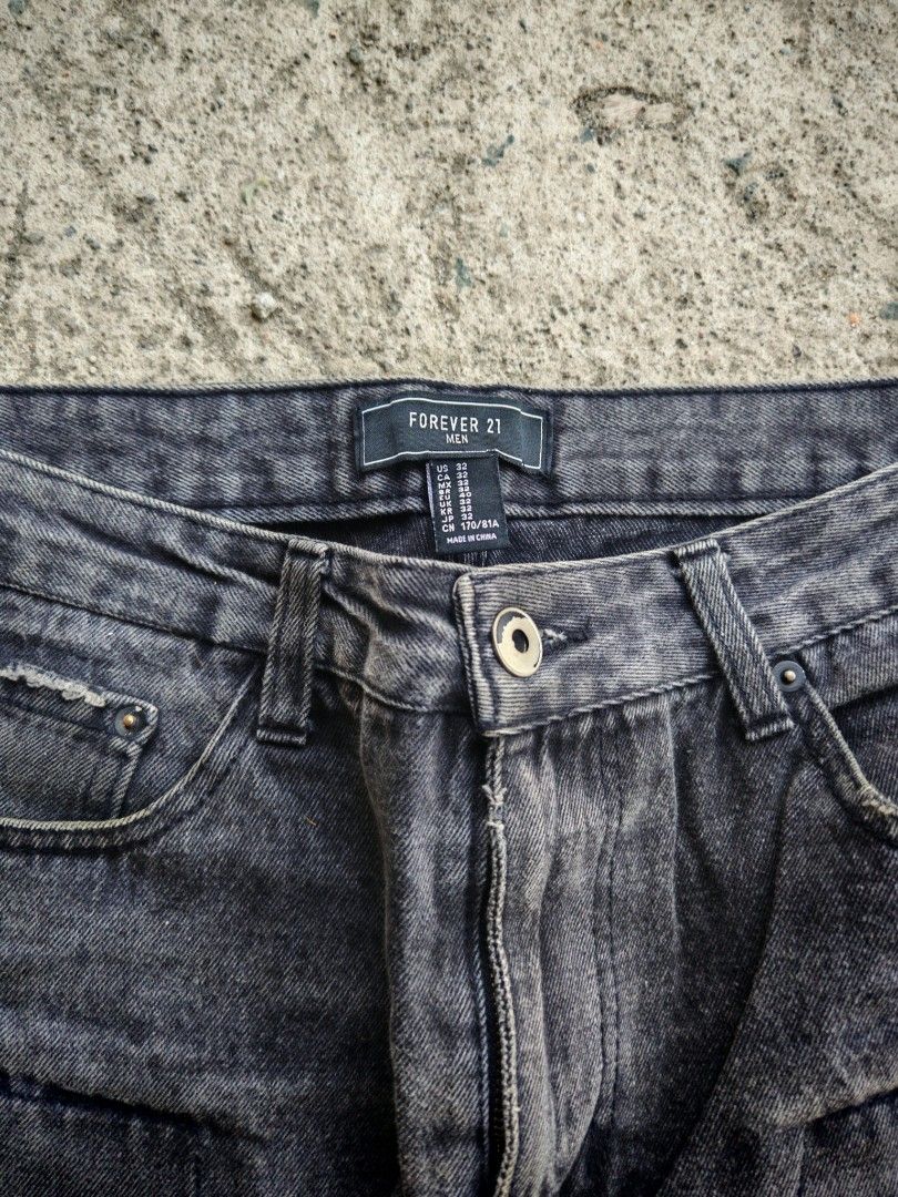 Forever 21 Men Distressed Denim Shorts (Category: Shorts) located in Manila. Submitted by justmecly (Listing ID 1432313040, Image 3). Description: - Forever 21 Men's Denim Shorts - Dark grey wash - Button and zipper closure Size 32 L 22 .