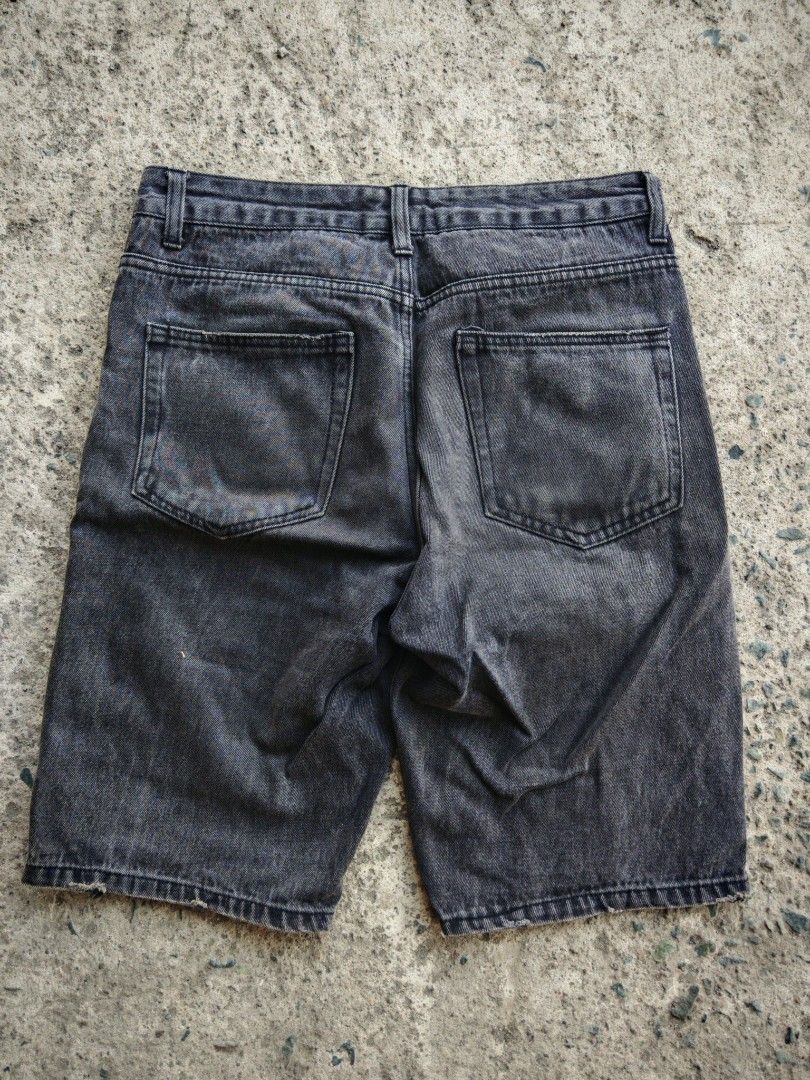 Forever 21 Men Distressed Denim Shorts (Category: Shorts) located in Manila. Submitted by justmecly (Listing ID 1432313040, Image 2). Description: - Forever 21 Men's Denim Shorts - Dark grey wash - Button and zipper closure Size 32 L 22 .