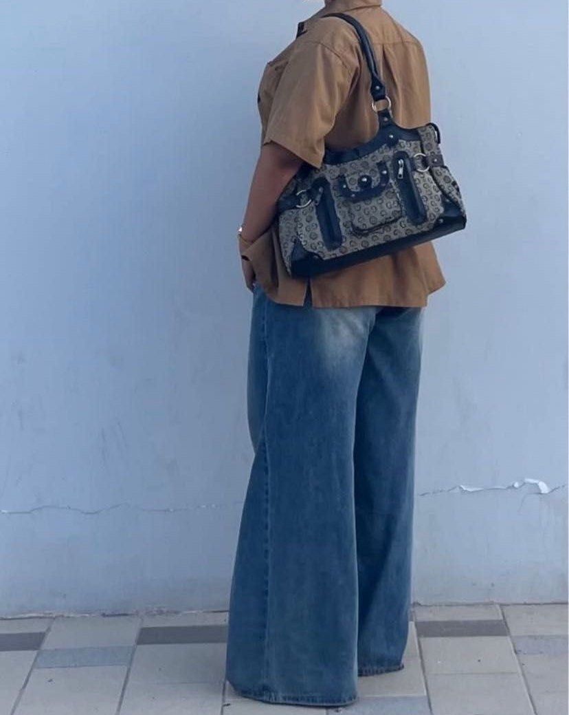 Guess Handbag - Vintage - Black - Y2K (Category: Luxury Bags & Wallets) located in Plaridel. Submitted by wanderer444 (Listing ID 1429324351, Image 2). Description: rfs: decluttering + need funds pics posted sa listing is what it really looks like w/ the issues issues : •tear/worn out fabric - right side and bottom right sa likod (pic is posted po) •small zip pouch inside the bag has no zipper and has a tear bought it here sa carousell .