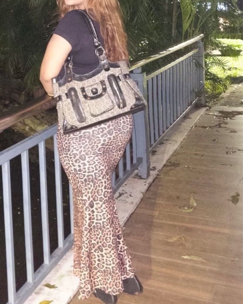 Guess Handbag - Vintage - Black - Y2K (Category: Luxury Bags & Wallets) located in Plaridel. Submitted by wanderer444 (Listing ID 1429324351, Image 3). Description: rfs: decluttering + need funds pics posted sa listing is what it really looks like w/ the issues issues : •tear/worn out fabric - right side and bottom right sa likod (pic is posted po) •small zip pouch inside the bag has no zipper and has a tear bought it here sa carousell .