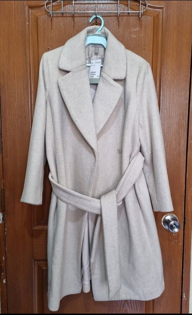 H&M Beige Coat with Belt (Category: Coats, Jackets and Outerwear) located in Quezon City. Submitted by malayangela (Listing ID 1432295305, Image 3). Description: GOOD AS NEW - ORIGINAL - H&M COAT RFS: BOUGHT IN KOREA FOR SELLING ORGINAL PRICE 149,000 WON = 5,900PHP SELLING = 1,500 PHP BEST FOR SPRING AND AUTUMN SEASON SIZE BEST FOR 5'3 - 5'5 (Model Height: 5'4) WOMEN WITH MED TO LARGE BODY - H&M beige coat - Includes a matching belt - Classic lap