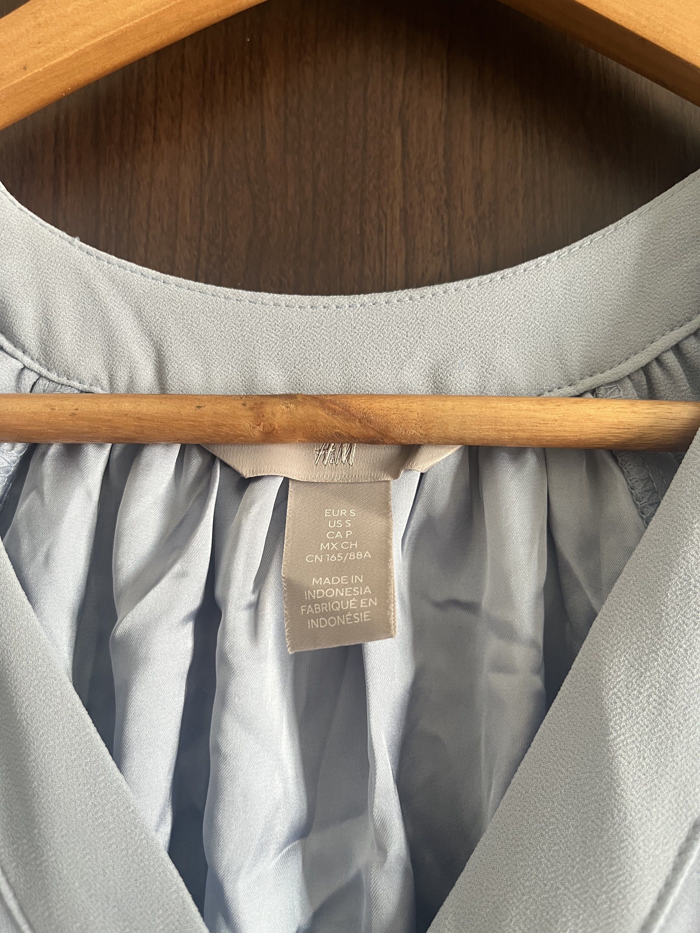 H&M Light Blue Dress with Belt (Category: Dresses) located in Manila. Submitted by mentone (Listing ID 1432257986, Image 3). Description: H&M dress features a light blue color and a flattering silhouette. It has a V-neckline, short sleeves, and a cinched waist with a matching belt. The dress is made in Indonesia. The size is indicated as EUR S, US S, CA P, CN 165/88A. Chest 38-40”|Length 37”|waist is garterized Payment BDO or GCash.