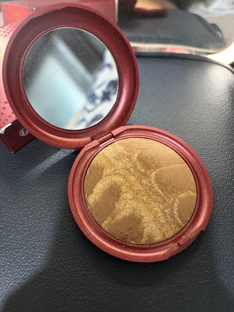 Kiko Milano Joyful Holiday Baked Bronzer (Category: Makeup) located in Manila. Submitted by gracea046 (Listing ID 1432232979, Image 3). Description: Kiko Milano Joyful Holiday Luxurious Baked Bronzer - Swatched only - RFS: Too light for my skintone More description: - Golden-brown shade for a radiant look - Elegant red compact with mirror - Textured, festive packaging - Net weight: 7.5g / 0.26 oz.