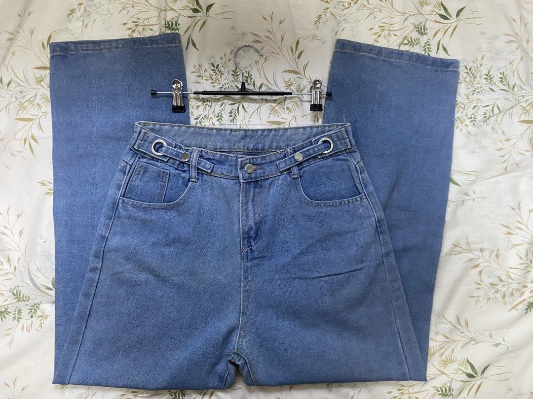 Light Blue Wide Leg Jeans Size 30 (Category: Jeans) located in Mamburao. Submitted by marieac (Listing ID 1432292503, Image 1). Description: - Light blue wash denim jeans - Wide-leg design - Button and ring detail at the waist - Two front pockets.