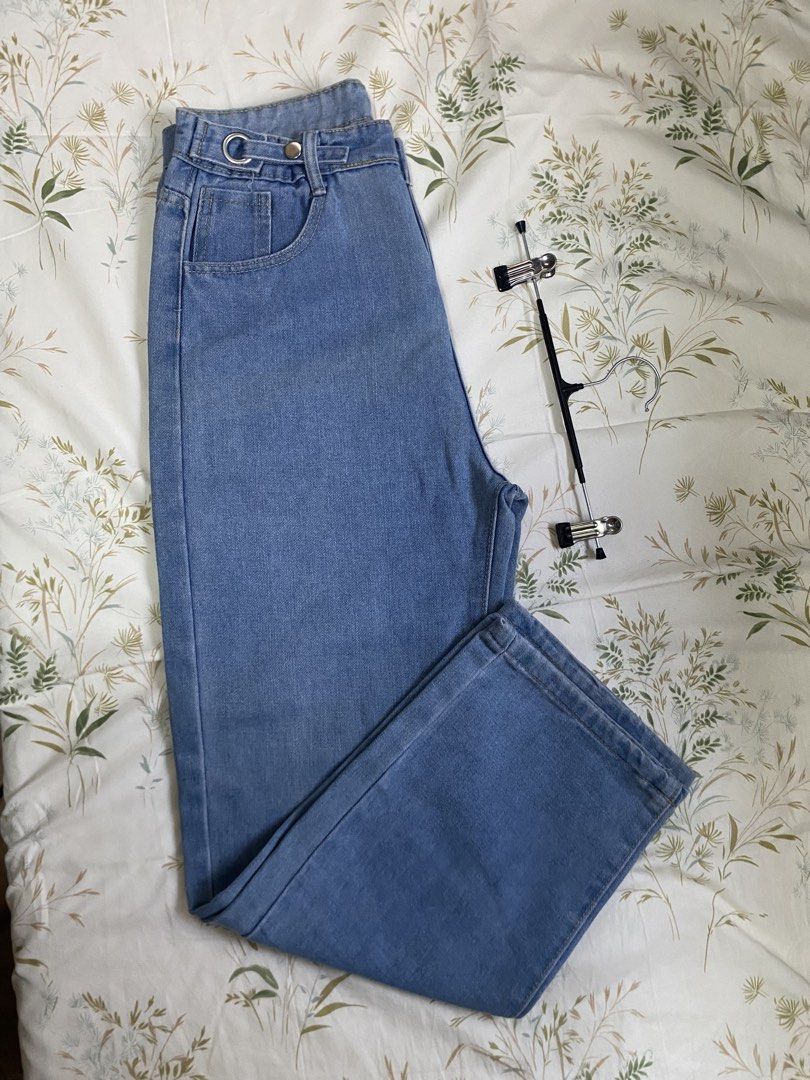 Light Blue Wide Leg Jeans Size 30 (Category: Jeans) located in Mamburao. Submitted by marieac (Listing ID 1432292503, Image 2). Description: - Light blue wash denim jeans - Wide-leg design - Button and ring detail at the waist - Two front pockets.
