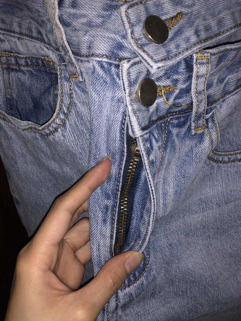 Light Wash Denim Jeans (S–M) – Double Button (Category: Jeans) located in Manila. Submitted by decluttermt (Listing ID 1432237609, Image 3). Description: ✨ Light Wash Denim Jeans (S–M) – Double Button ✨ •Size: Small to Medium (fits waist 24–28, adjustable) •Needs a little iron •Color may vary due to lighting! :) •IT IS EXCELLENT CONDITION I SWEAR GUYSS!! •Style: casual everyday fit •Color: Light wash denim 💙 •Feature: Double button detail (extra