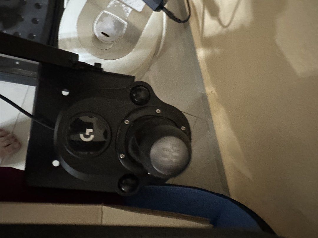 logitech (Category: Webcams) located in Kuantan. Submitted by yithongtan918 (Listing ID 1432307992, Image 3). Description: Interested call 010 915 4832 with hand brake and stand .