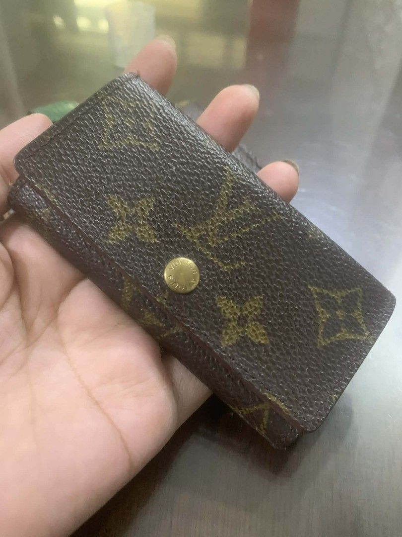 Louis Vuitton Key Holder (Category: Luxury Bags & Wallets) located in Quezon City. Submitted by ukaybag.ph09 (Listing ID 1432241740, Image 1). Description: - Authentic Louis Vuitton key holder - Classic monogram canvas - Snap closure - Includes key rings - Made in France - Keeps your keys organized - Stylish and practical accessory.