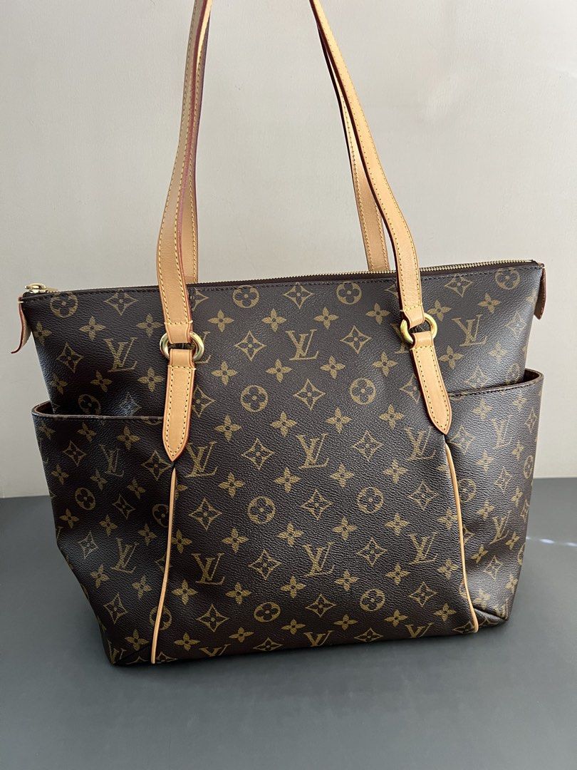 Louis Vuitton Totally MM Monogram (Category: Luxury Bags & Wallets) located in Malabon City. Submitted by jimmmys.stuff (Listing ID 1432201246, Image 1). Description: Louis Vuitton Totally MM Monogram - with receipt (2013) - great condition P75,000.
