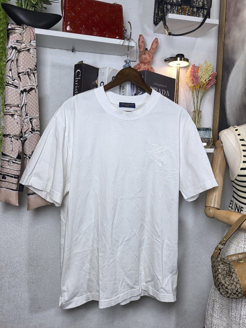 Louis Vuitton tshirt (Category: Luxury Apparel) located in Baguio. Submitted by ashzachary (Listing ID 1432348068, Image 2). Description: Louis Vuitton big logo white tshirt Condition :Excellent condition Color rate 10/10 Size : large Inches:W23/L29 No issues No flaws Super ganda sa personal Pm. More details Good quality Plsss 📌No Bogus 📌No return MOP What you see is what you get PALAWAN, CEBUNA GCASH AND BDO Reminder😊 We're selling thrifted c