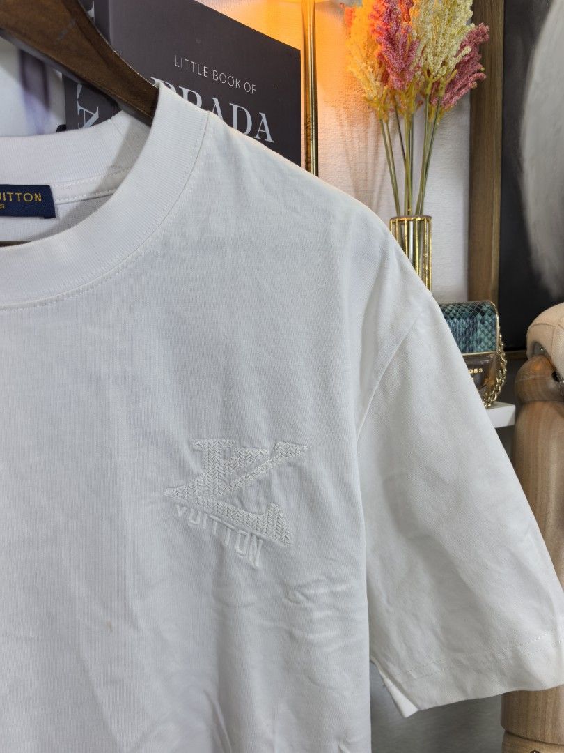 Louis Vuitton tshirt (Category: Luxury Apparel) located in Baguio. Submitted by ashzachary (Listing ID 1432348068, Image 3). Description: Louis Vuitton big logo white tshirt Condition :Excellent condition Color rate 10/10 Size : large Inches:W23/L29 No issues No flaws Super ganda sa personal Pm. More details Good quality Plsss 📌No Bogus 📌No return MOP What you see is what you get PALAWAN, CEBUNA GCASH AND BDO Reminder😊 We're selling thrifted c