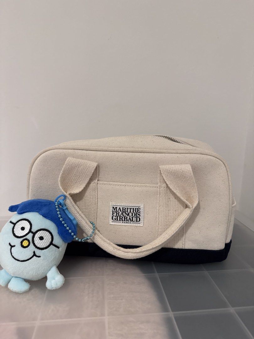 Marithe picnic bag (Category: Shoulder Bags) located in Singapore. Submitted by ellyllelly (Listing ID 1432336437, Image 1). Description: - Korean popular brand - Marithe picnic bag - Off-white color with navy blue base - Features the Marithe logo - Perfect for picnics or everyday use.