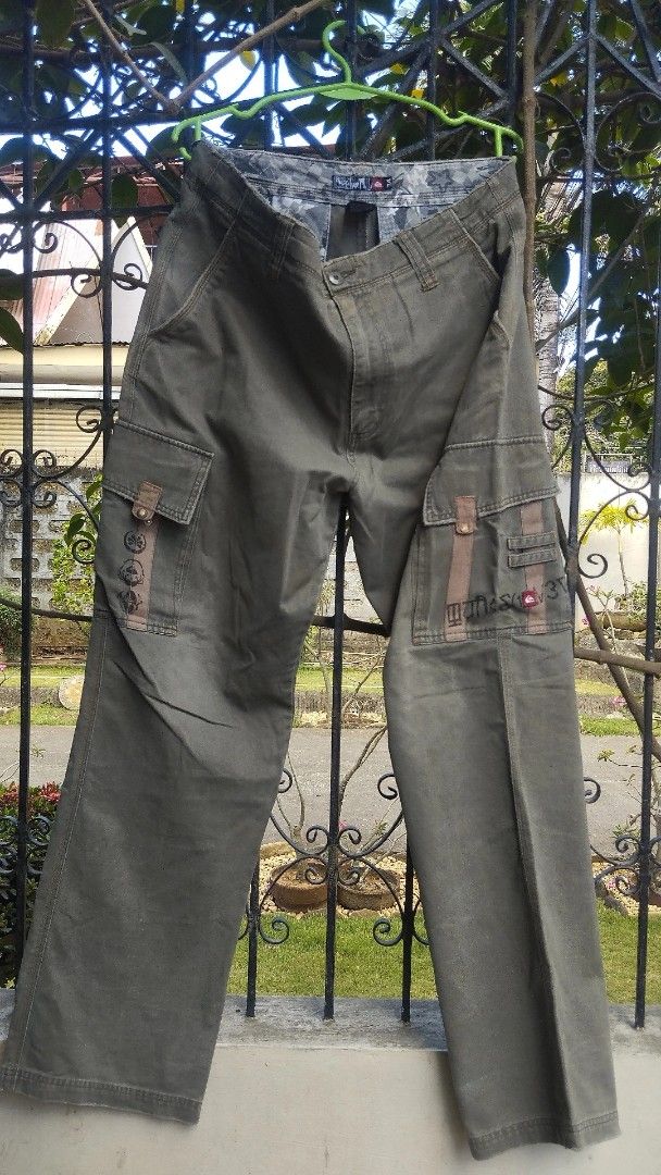 Men's Cargo Pants (Category: Jeans) located in Manila. Submitted by izla.thrift (Listing ID 1432244181, Image 2). Description: - Olive green cargo pants - Multiple pockets for functionality - Unique design on side pockets - Button closure - Patterned inner lining - Perfect for casual wear.