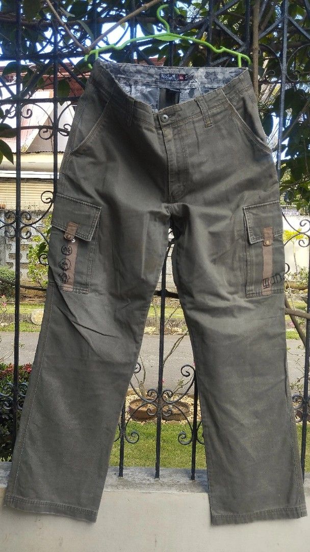 Men's Cargo Pants (Category: Jeans) located in Manila. Submitted by izla.thrift (Listing ID 1432244181, Image 1). Description: - Olive green cargo pants - Multiple pockets for functionality - Unique design on side pockets - Button closure - Patterned inner lining - Perfect for casual wear.