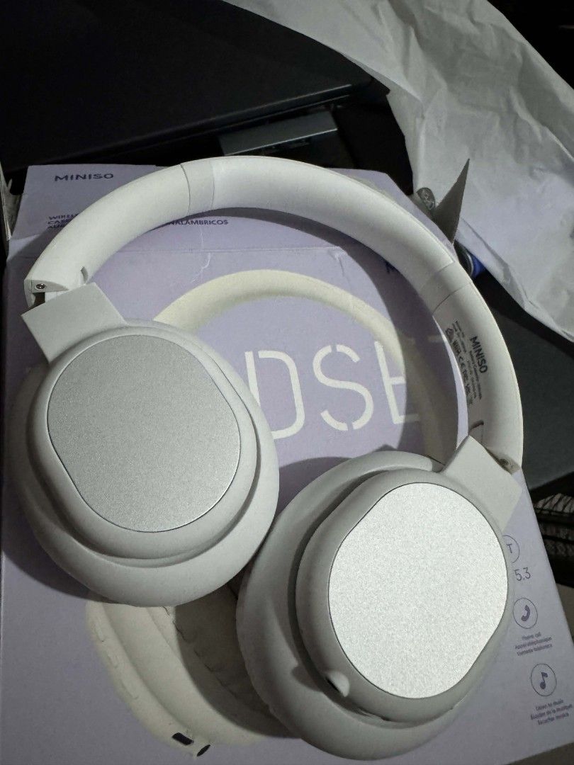 Miniso Wireless Headset (Category: Headphones & Headsets) located in Mandaluyong City. Submitted by kendykeyn (Listing ID 1432264883, Image 1). Description: Brand new, opened lang to test if working ang unit. SRP 899.00 - White Miniso wireless headset - Includes original box - Comfortable soft earcups - Padded headband.