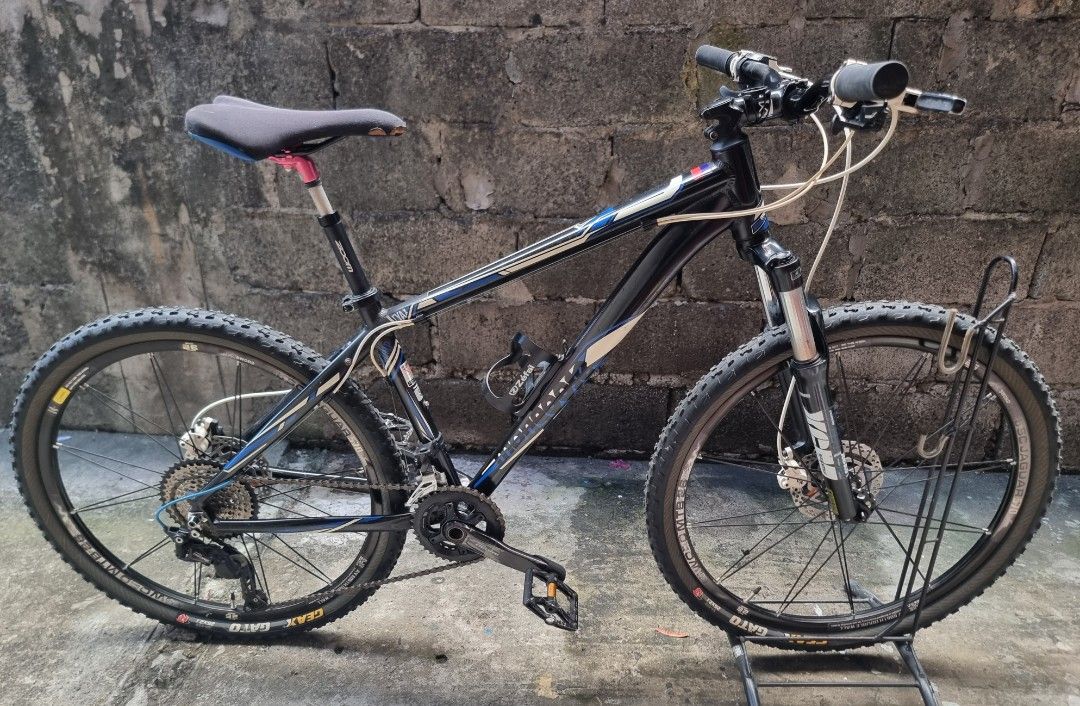 Mongoose Mountain Bike (Category: Bicycles) located in Makati City. Submitted by warlock2293 (Listing ID 1432353995, Image 2). Description: - Mongoose mountain bike 26er - Front suspension - Disc brakes - Shimano derailleurs - Geax Gato tires - Black frame with blue and white accents - Includes saddle - Includes handlebar grips - Water bottle cage Reprice Php 10k.