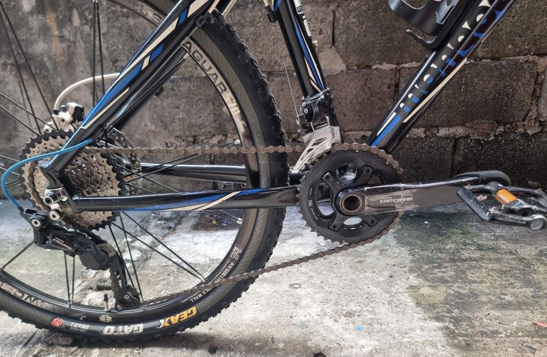 Mongoose Mountain Bike (Category: Bicycles) located in Makati City. Submitted by warlock2293 (Listing ID 1432353995, Image 3). Description: - Mongoose mountain bike 26er - Front suspension - Disc brakes - Shimano derailleurs - Geax Gato tires - Black frame with blue and white accents - Includes saddle - Includes handlebar grips - Water bottle cage Reprice Php 10k.