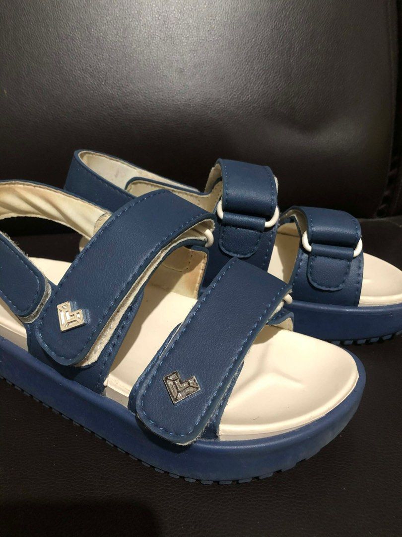 Monobo Nadia in Navy blue (Category: Flats & Sandals) located in Marikina City. Submitted by destashndeclutter (Listing ID 1412260570, Image 2). Description: Used once sa party RFS: mas bet ko talaga white No box na nasira na Size 35 (fits 35-36).