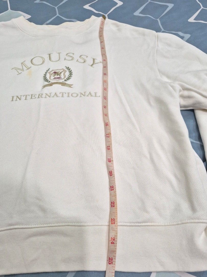 Moussy International Sweatshirt (Category: Longsleeves) located in Taguig. Submitted by dthrift9 (Listing ID 1432226187, Image 3). Description: - Cream-colored Moussy International sweatshirt - Size: P - Features embroidered "MOUSSY INTERNATIONAL" logo - Crew neck and long sleeves - Made in China - Measurements available in photos.