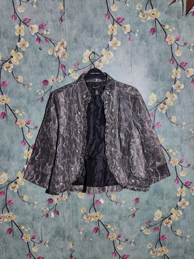 ND Snakeskin Print Faux Leather Jacket (Category: Coats, Jackets and Outerwear) located in Quezon City. Submitted by autodrop_ph (Listing ID 1432280917, Image 1). Description: •Size: Small to Medium •Dimes •Width: 19inch •Length: 23inch •Excellent Condition..