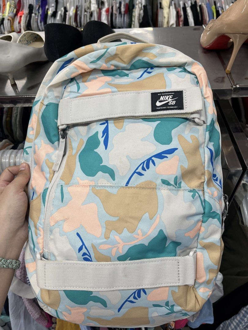 Nike SB Courthouse 24L Backpack (Category: Backpacks) located in Bulacan. Submitted by sef19 (Listing ID 1432303634, Image 2). Description: - Nike SB Courthouse 24L backpack - Unique pattern - Main compartment - Front pocket - Adjustable straps - Top handle - Front straps - Nike SB logo on back panel - Lined interior - Care instructions tag.