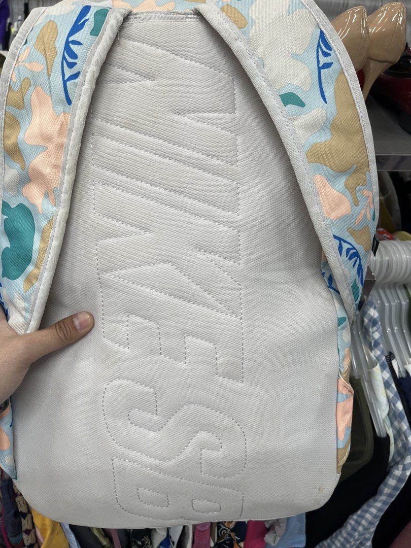 Nike SB Courthouse 24L Backpack (Category: Backpacks) located in Bulacan. Submitted by sef19 (Listing ID 1432303634, Image 3). Description: - Nike SB Courthouse 24L backpack - Unique pattern - Main compartment - Front pocket - Adjustable straps - Top handle - Front straps - Nike SB logo on back panel - Lined interior - Care instructions tag.