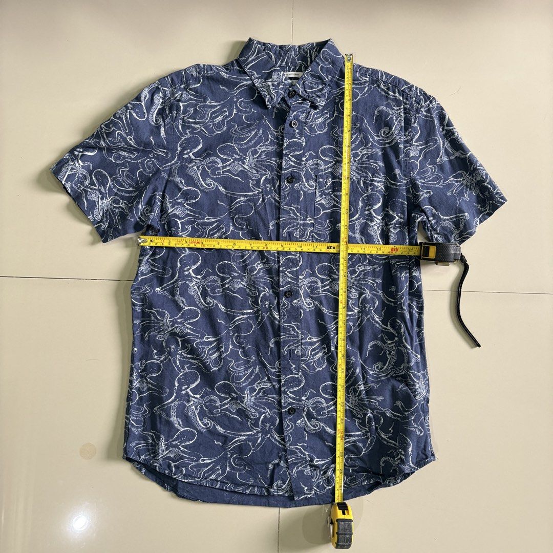 Old Navy mens button down polo octopus print, denim blue, small (Category: Tshirts & Polo Shirts ) located in Valenzuela. Submitted by cletini (Listing ID 1432244513, Image 3). Description: Old Navy Polo Shirt Octopus Design, Navy Blue Item location: Valenzuela 🧼 I’ve checked the items as thoroughly as possible. If ever there’s a small flaw or stain I might have missed, please understand it’s not intentional. It simply means it wasn’t noticeable