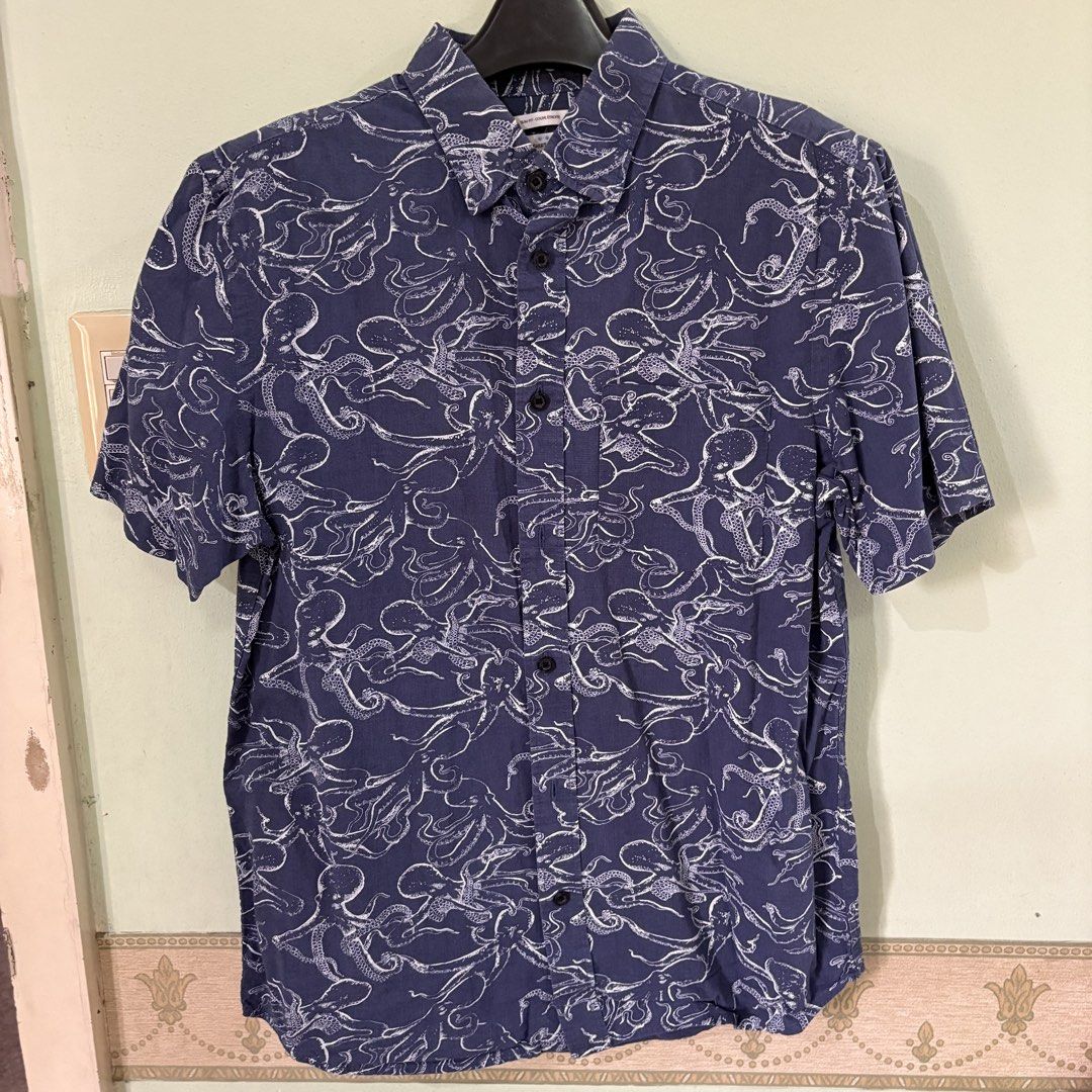 Old Navy mens button down polo octopus print, denim blue, small (Category: Tshirts & Polo Shirts ) located in Valenzuela. Submitted by cletini (Listing ID 1432244513, Image 1). Description: Old Navy Polo Shirt Octopus Design, Navy Blue Item location: Valenzuela 🧼 I’ve checked the items as thoroughly as possible. If ever there’s a small flaw or stain I might have missed, please understand it’s not intentional. It simply means it wasn’t noticeable