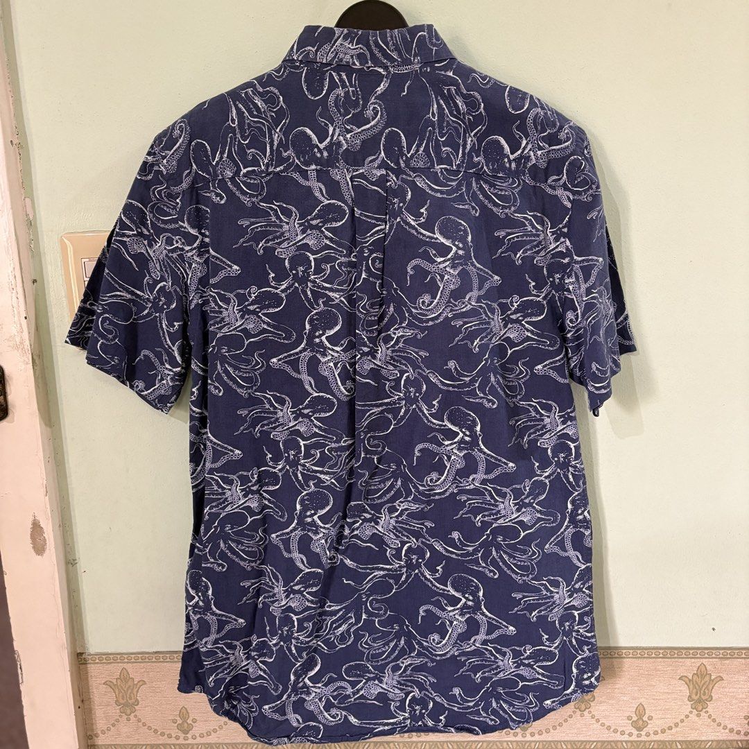 Old Navy mens button down polo octopus print, denim blue, small (Category: Tshirts & Polo Shirts ) located in Valenzuela. Submitted by cletini (Listing ID 1432244513, Image 2). Description: Old Navy Polo Shirt Octopus Design, Navy Blue Item location: Valenzuela 🧼 I’ve checked the items as thoroughly as possible. If ever there’s a small flaw or stain I might have missed, please understand it’s not intentional. It simply means it wasn’t noticeable