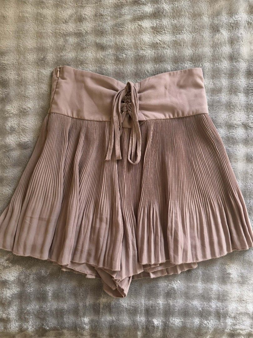 Pleated Skirt (Category: Skirts) located in Baliuag. Submitted by same1693 (Listing ID 1432249730, Image 1). Description: - High-waisted pleated skirt - Solid, neutral color for easy outfit pairing - Made from lightweight fabric, ideal for warm weather.