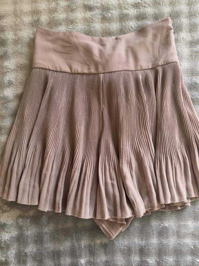 Pleated Skirt (Category: Skirts) located in Baliuag. Submitted by same1693 (Listing ID 1432249730, Image 2). Description: - High-waisted pleated skirt - Solid, neutral color for easy outfit pairing - Made from lightweight fabric, ideal for warm weather.