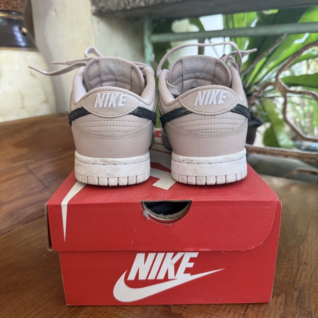 Preloved: Nike Dunk Low SE (Category: Sneakers) located in Santa. Submitted by thefolklore (Listing ID 1432323473, Image 2). Description: Personal Preloved Size: US6/23cm RFS:Not using it anymore Actual photos posted.