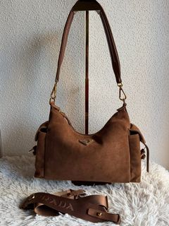 (Category: ) located in . Submitted by bagsandshoesmanymore (Listing ID 1432353181, Image 1). Description: .