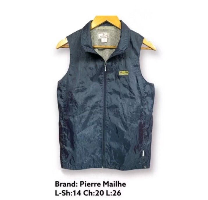 Premium Chaleco Vest Large Navy Blue Lightweight Zip-Up (Category: Coats, Jackets and Outerwear) located in Bacolod City. Submitted by right_niche (Listing ID 1432316551, Image 2). Description: Premium Chaleco Vest Large Navy Blue Lightweight Zip-Up ✔️ Actual item on photo ✔️ Good as mint condition – no need to wash ✔️ Already laundry 🆗 Condition: 10/10 Color Rate: 10/10 Original Size: Large Size (in inches): Sh = Shoulder (balikat – front only)