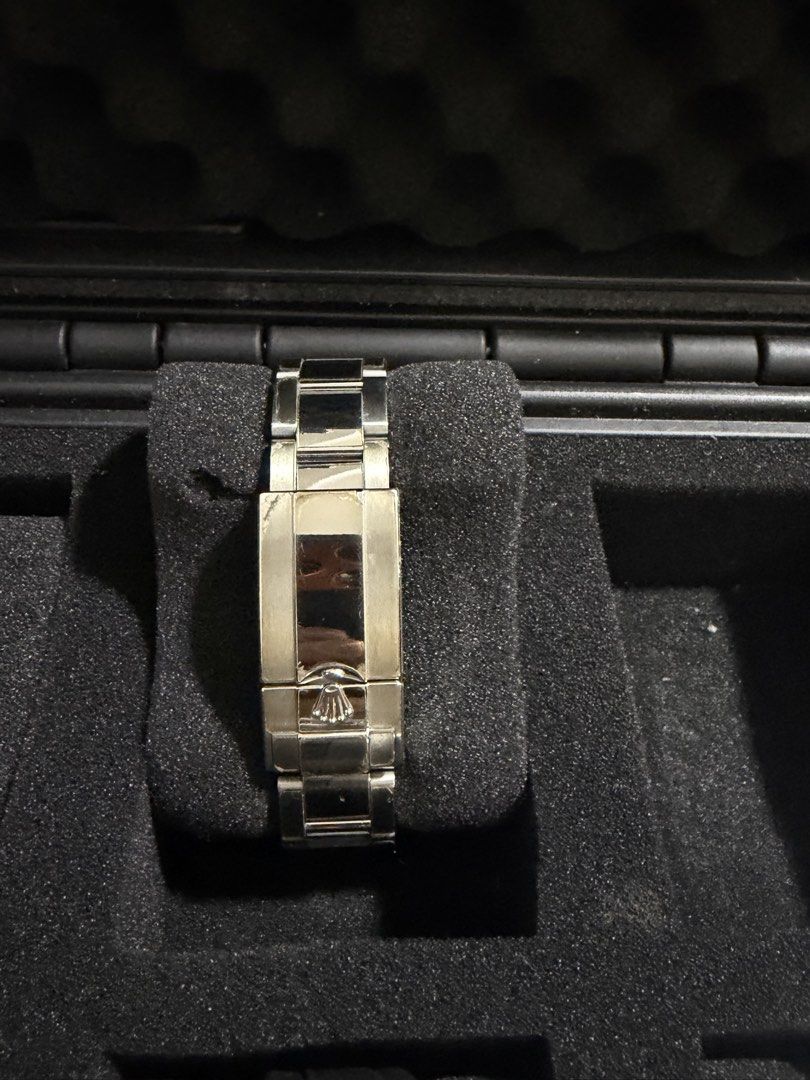 ROLEX PEPSI OYSTER (Category: Luxury Watches) located in Quezon City. Submitted by jvwatchesmanila1998 (Listing ID 1432333801, Image 2). Description: Rolex Pepsi Oyster Bracelet Ref. 126710BLRO Year January 2021 Unpolished Card, Box, Manuals, Green Hangtag Complete Links Php 1,358,000 Cash 📍Don Antonio, Quezon City .