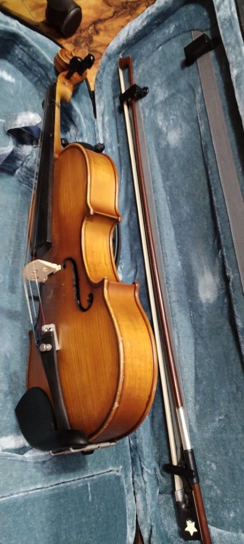 Shim Violin 3/4 Size with Bow (Category: Musical Instruments) located in Caloocan City. Submitted by rowely_jpn (Listing ID 1432235036, Image 3). Description: - 3/4 size violin - Includes bow and shoulder rest - Comes with a protective case - Warm, natural wood finish.