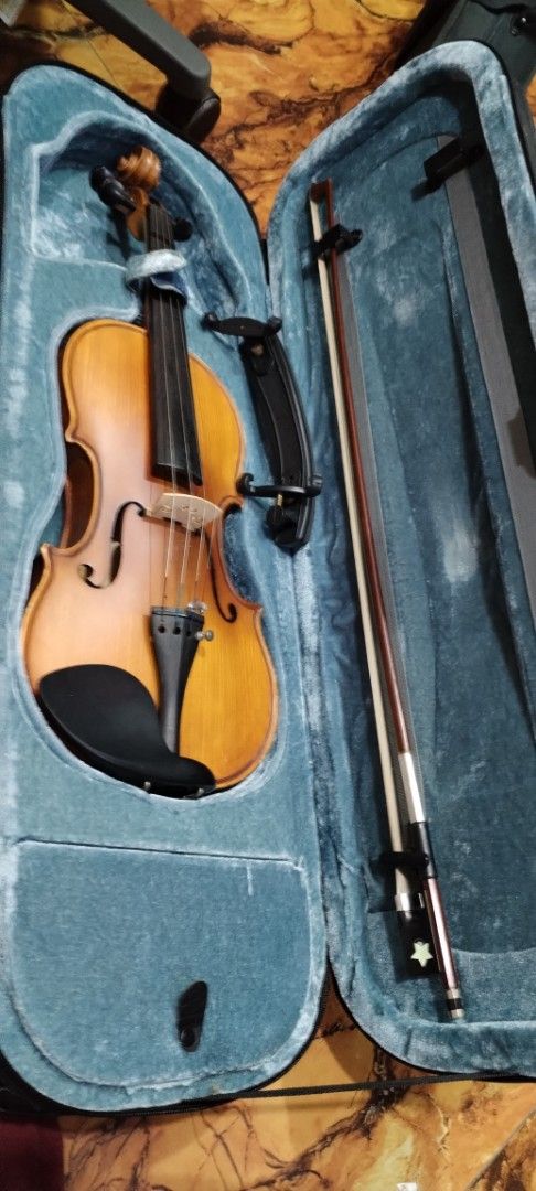 Shim Violin 3/4 Size with Bow (Category: Musical Instruments) located in Caloocan City. Submitted by rowely_jpn (Listing ID 1432235036, Image 1). Description: - 3/4 size violin - Includes bow and shoulder rest - Comes with a protective case - Warm, natural wood finish.