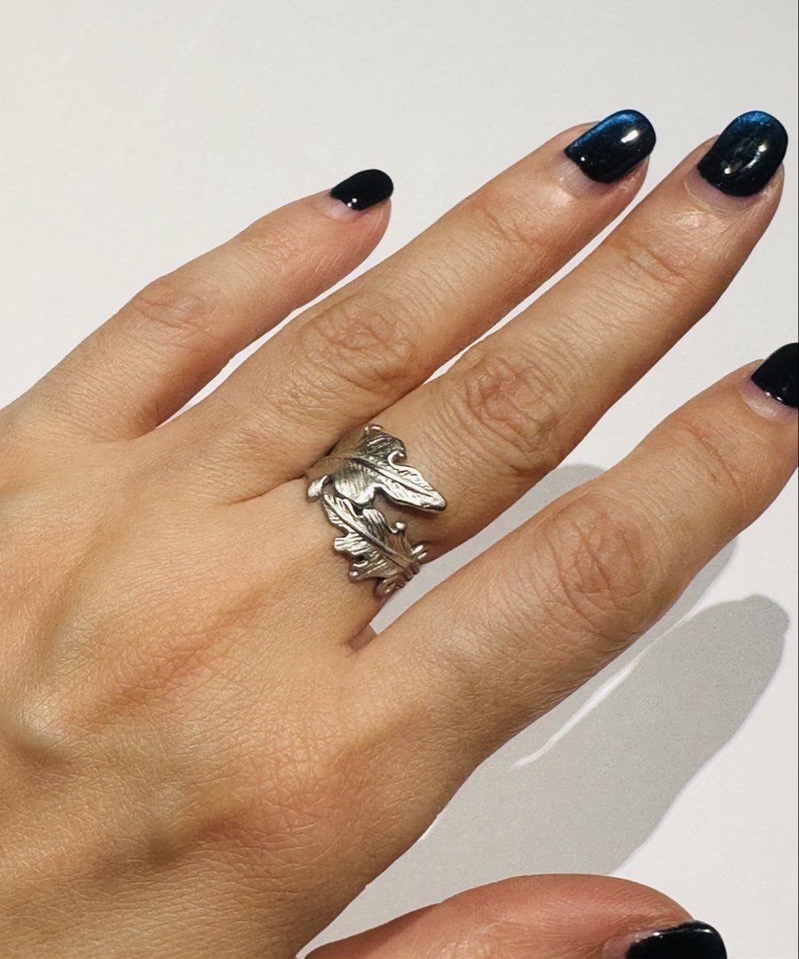 Silver Leaf Ring （分類：戒指）位於 Hong Kong。 由 slimpy 提交（商品編號 1432361891，圖片 1）。簡介： Ring features a unique leaf design. The ring wraps around the finger with multiple bands, creating a layered effect. The design includes several leaf shapes, adding an organic touch to the piece.。