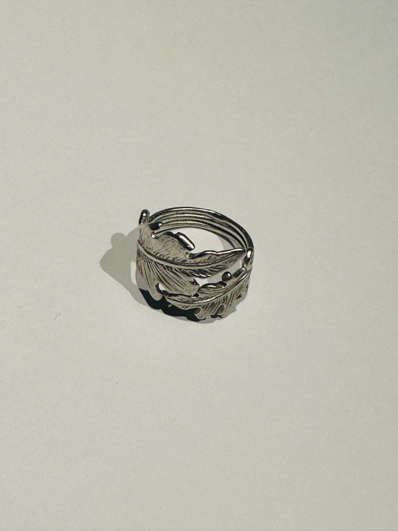 Silver Leaf Ring （分類：戒指）位於 Hong Kong。 由 slimpy 提交（商品編號 1432361891，圖片 2）。簡介： Ring features a unique leaf design. The ring wraps around the finger with multiple bands, creating a layered effect. The design includes several leaf shapes, adding an organic touch to the piece.。