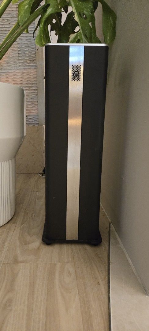 Smart Scent Diffuser (Category: Home Fragrance) located in Singapore. Submitted by mushroomwithcolours (Listing ID 1432312216, Image 1). Description: - Brand new smart scent diffuser - Intelligent timer program - Automatic on/off function - Coverage: ~1500m³ - DC12V, 14W, <50dba Suitable for office, shophouse, warehouse, commercial, home usage. Self collect at 757087..