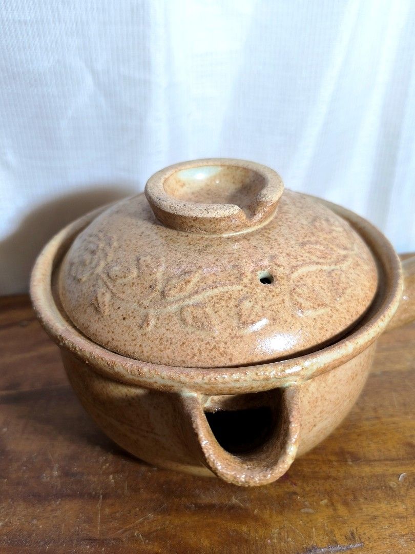 Stonesware Miso Shiru Donabe (Category: Cookware & Accessories) located in Pangil. Submitted by kopee_matcha (Listing ID 1432280792, Image 2). Description: Size : 7"x4.5 This stoneware item appears to be a Miso-Shiru Donabe, a traditional Japanese clay pot specifically designed for making miso soup. Key Features Design: It features a thick ceramic body for excellent heat retention, a side handle for easy pouring, and a vented lid to release steam