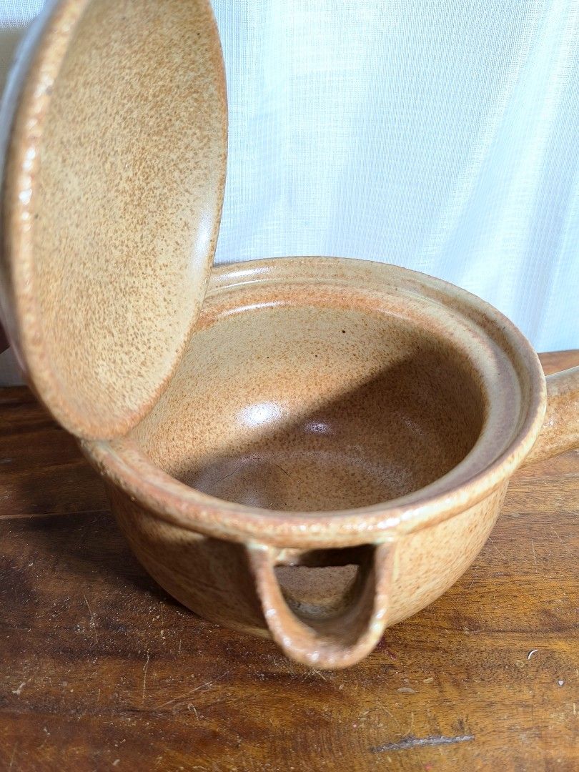 Stonesware Miso Shiru Donabe (Category: Cookware & Accessories) located in Pangil. Submitted by kopee_matcha (Listing ID 1432280792, Image 3). Description: Size : 7"x4.5 This stoneware item appears to be a Miso-Shiru Donabe, a traditional Japanese clay pot specifically designed for making miso soup. Key Features Design: It features a thick ceramic body for excellent heat retention, a side handle for easy pouring, and a vented lid to release steam