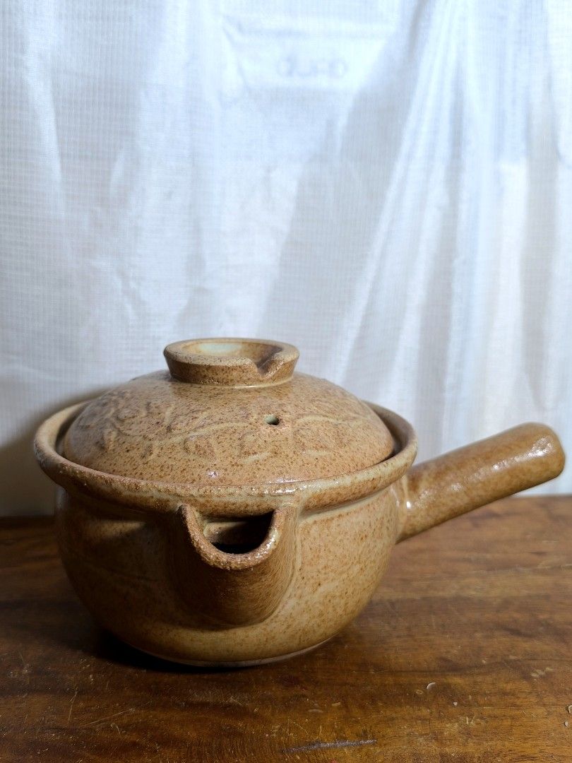 Stonesware Miso Shiru Donabe (Category: Cookware & Accessories) located in Pangil. Submitted by kopee_matcha (Listing ID 1432280792, Image 1). Description: Size : 7"x4.5 This stoneware item appears to be a Miso-Shiru Donabe, a traditional Japanese clay pot specifically designed for making miso soup. Key Features Design: It features a thick ceramic body for excellent heat retention, a side handle for easy pouring, and a vented lid to release steam
