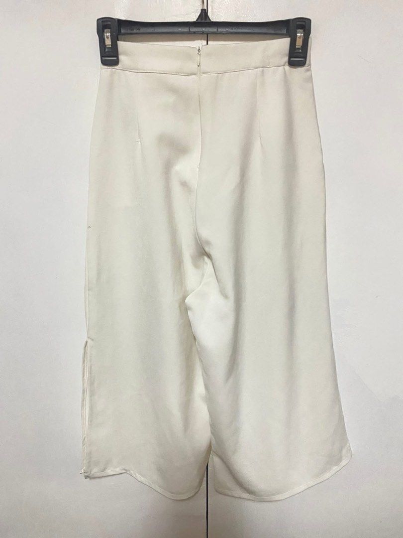 Sunny side up white culottes prelove (Category: Other Bottoms) located in Cebu City. Submitted by prelovedbygaely (Listing ID 1432335512, Image 2). Description: Brand: Sunny side up bought in ayala Size 24-26 Very nice tela pang formal With two side slit Swipe to check my when worn ☺️.