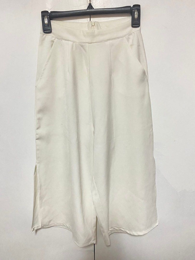 Sunny side up white culottes prelove (Category: Other Bottoms) located in Cebu City. Submitted by prelovedbygaely (Listing ID 1432335512, Image 1). Description: Brand: Sunny side up bought in ayala Size 24-26 Very nice tela pang formal With two side slit Swipe to check my when worn ☺️.