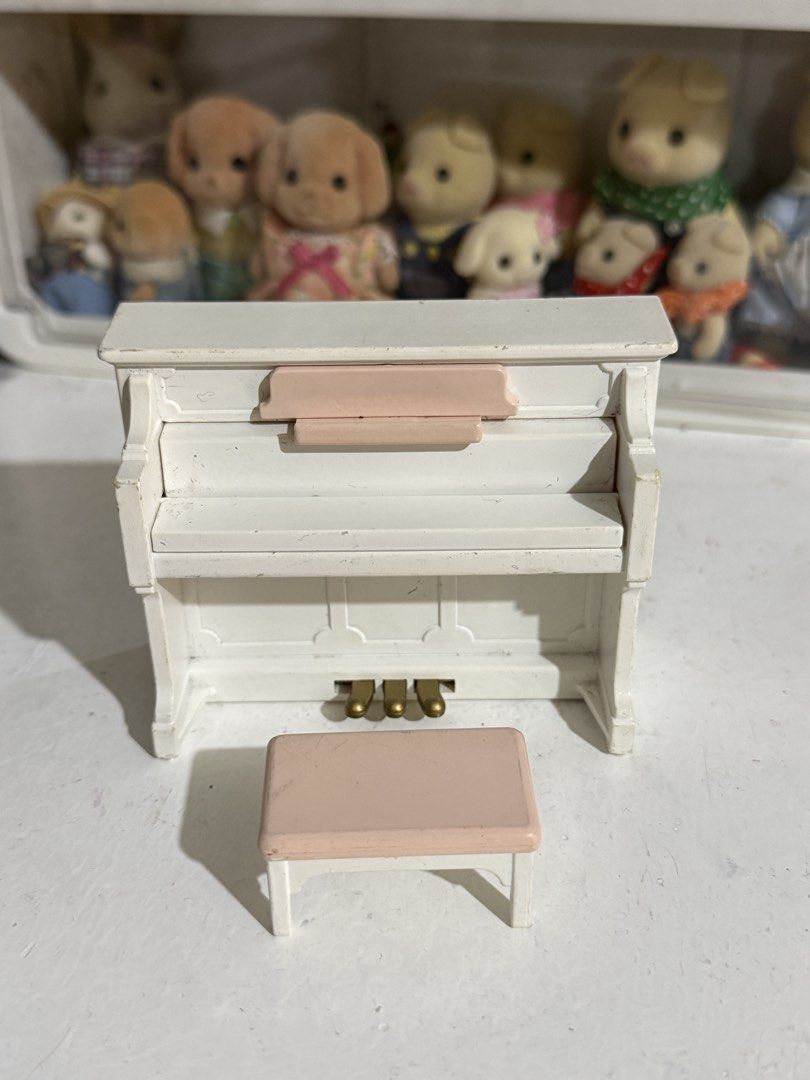 Sylvanian Families Vintage Pink & White Grand Piano Furniture Set w/ stool (Category: Kids Toys) located in Antipolo. Submitted by kiksy.closet (Listing ID 1432296275, Image 2). Description: - w/ chipped parts & dirt stains as seen on pics - check pics to evaluate condition.