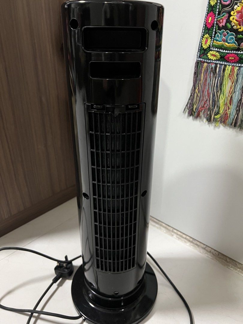 Tefal Proceram 陶瓷暖風機 （分類：冷氣機及暖風機）位於 Hong Kong。 由 alone12345 提交（商品編號 1432273725，圖片 2）。簡介： Tefal Proceram 陶瓷暖風機，黑色機身設計。正面有顯示屏，底部為圓形底座。機身背面有散熱孔。電線和插頭完好。適合在寒冷天氣使用，提供溫暖舒適的環境。 **可以望到個隔層網，睇到係冇乜點用過嘅*戈。