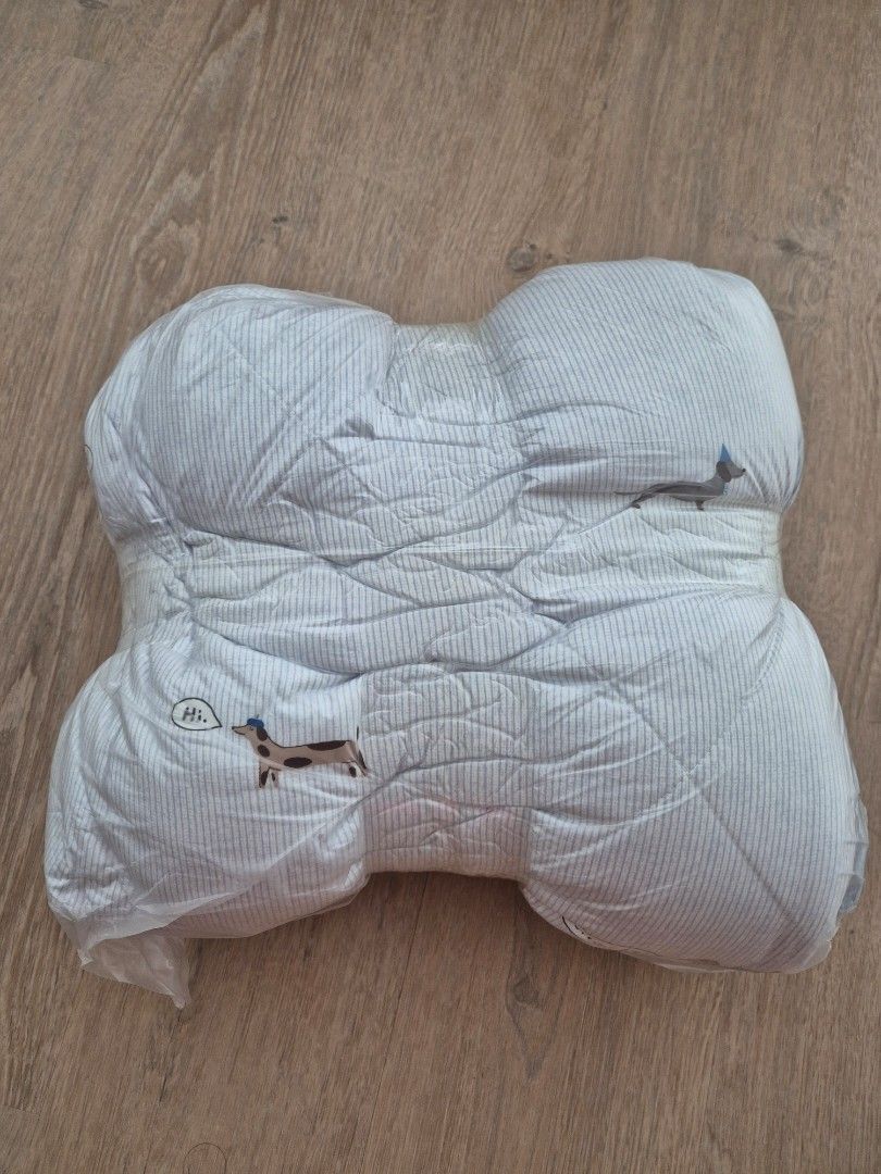 Tencel Comforter from Korea (Category: Bedding & Towels) located in Singapore. Submitted by odreamer (Listing ID 1432228847, Image 1). Description: Bought from Gwangjang Market in Seoul in Mar 2026. Bought 3 comforters. Letting go of one. Tencel. Single size. All seasons (3 levels of thickness - summer, all seasons, winter). Suitable for use in aircon room in Sg. Still in vacuum pack. Light blue color..